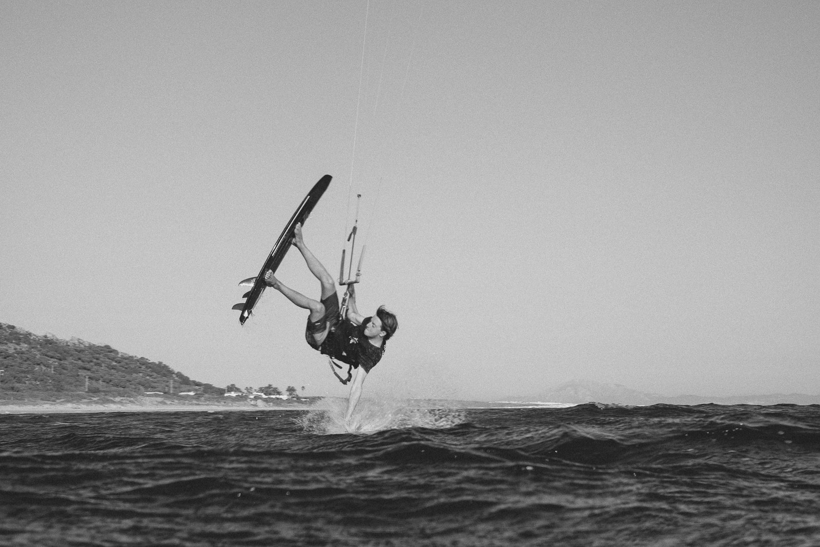 El kitesurfista Kiko Roig saltando en Tarifa con una camiseta de Made in Tarifa