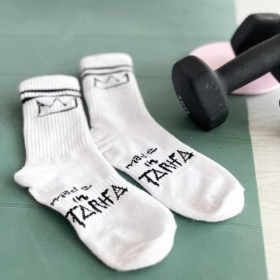 imagen de calcetines blancos de crossfit con pesas en esterilla de yoga