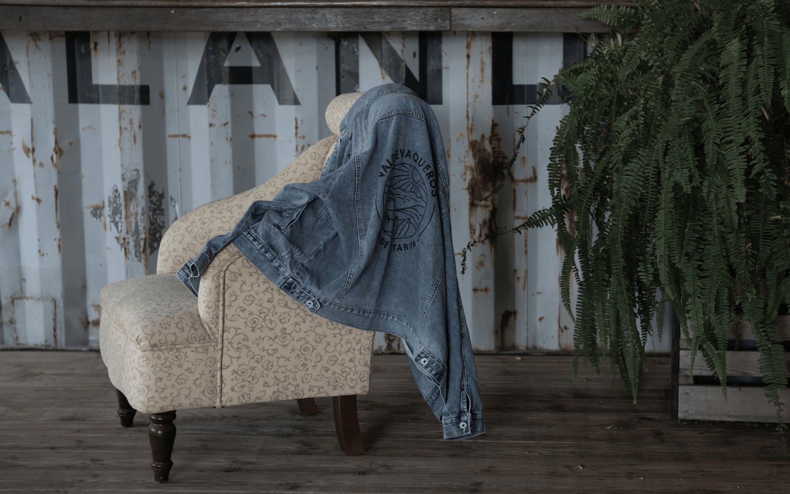 fotografia de un sillon con cazadora jeans de valdevaqueros