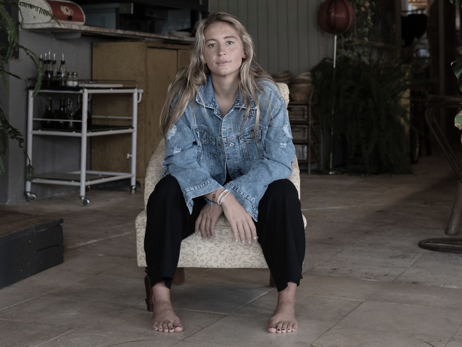 foto de rider capucine en explora sentada en sillon