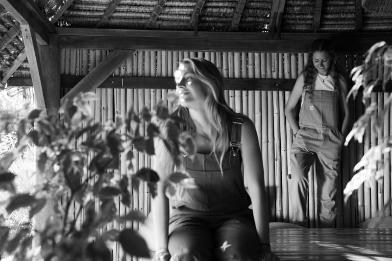 fotografia en blanco y negro de dos chicas vestidas con los petos de made in tarifa