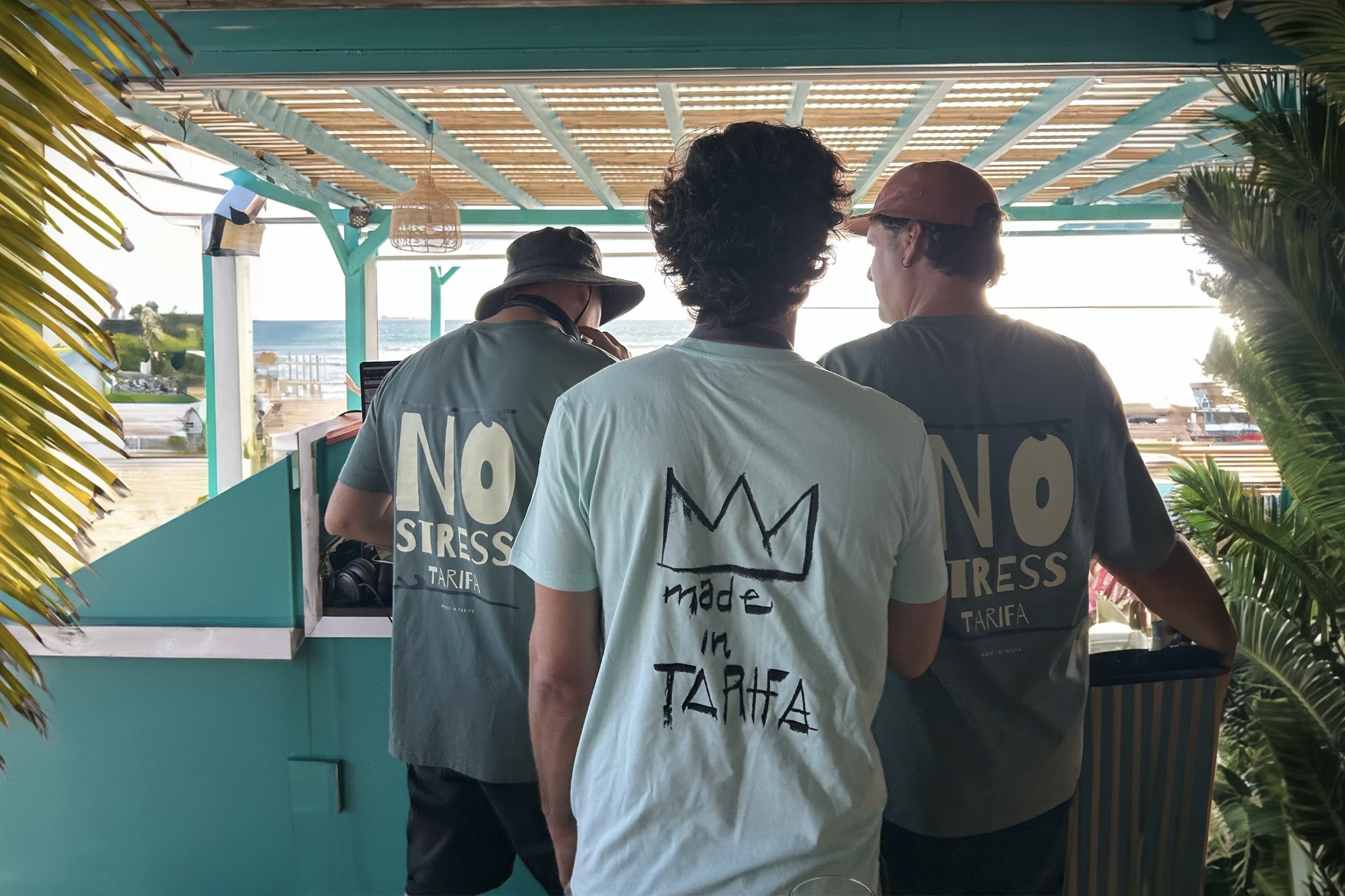 tres chicos con camiseta de no stress tarifa_madeintarifa