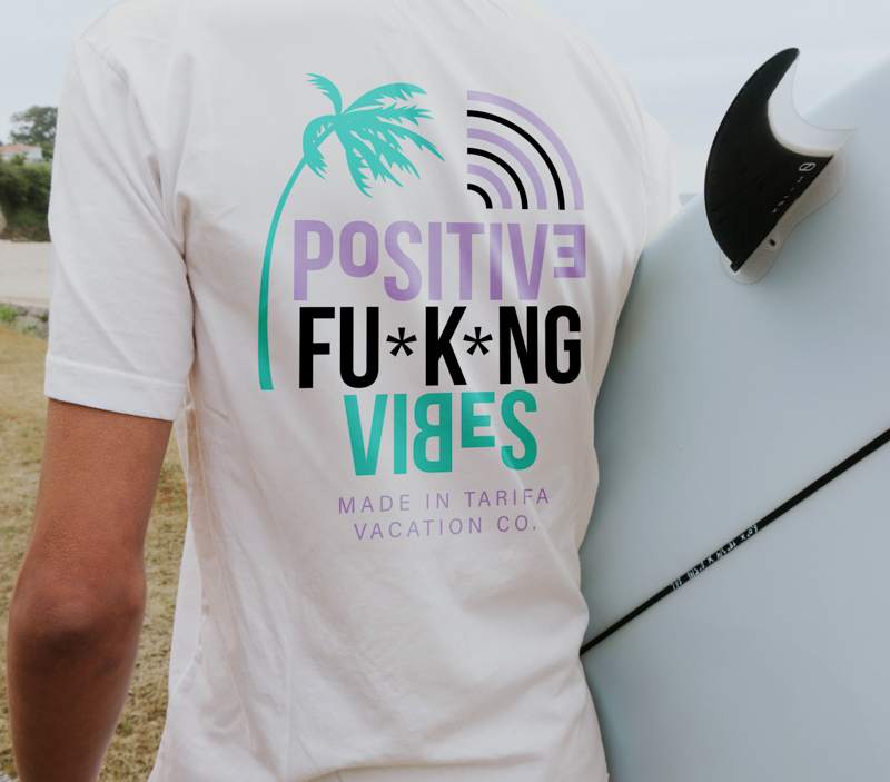 chico con tabla de surf y camiseta manicorta blancura Positive back maedintarifa