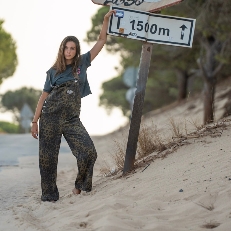chica posando en la duna de valdevaqueros en tarifa, con un Peto surfero vaquero Animal pint de made in tarifa