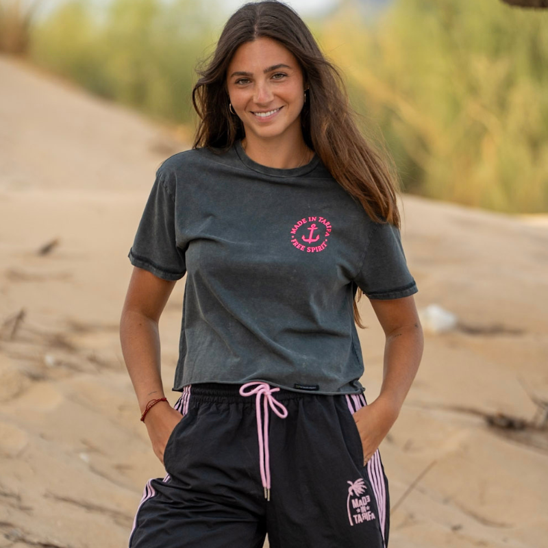 mujer posando con Camiseta manga corta crop negra Tuna fluor de made in tarifa