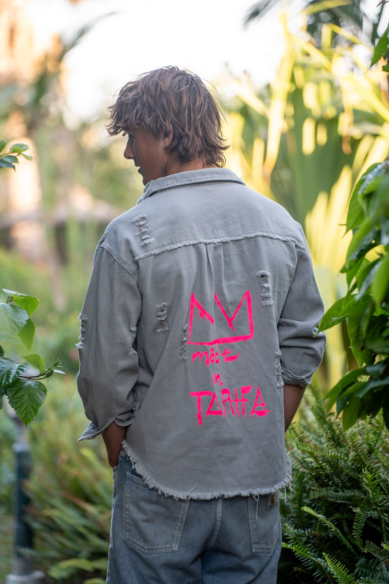 chico posando con cazadora surfera denim unisex de made in tarifa