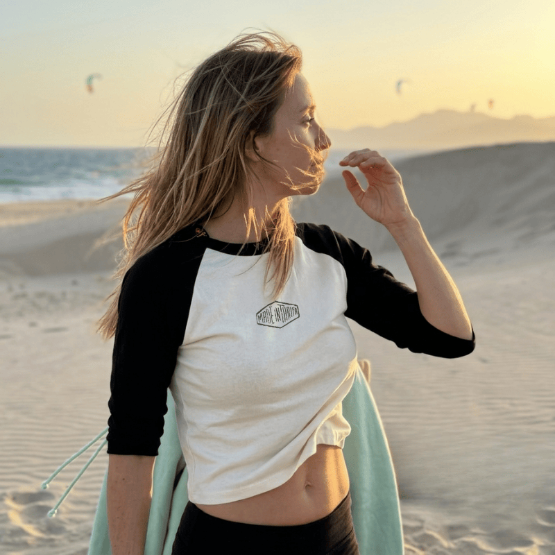 Camiseta raglan mujer madeintarifa modelo en la playa