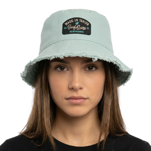 modelo con sombrero surfero surf gang bucket azul frontal