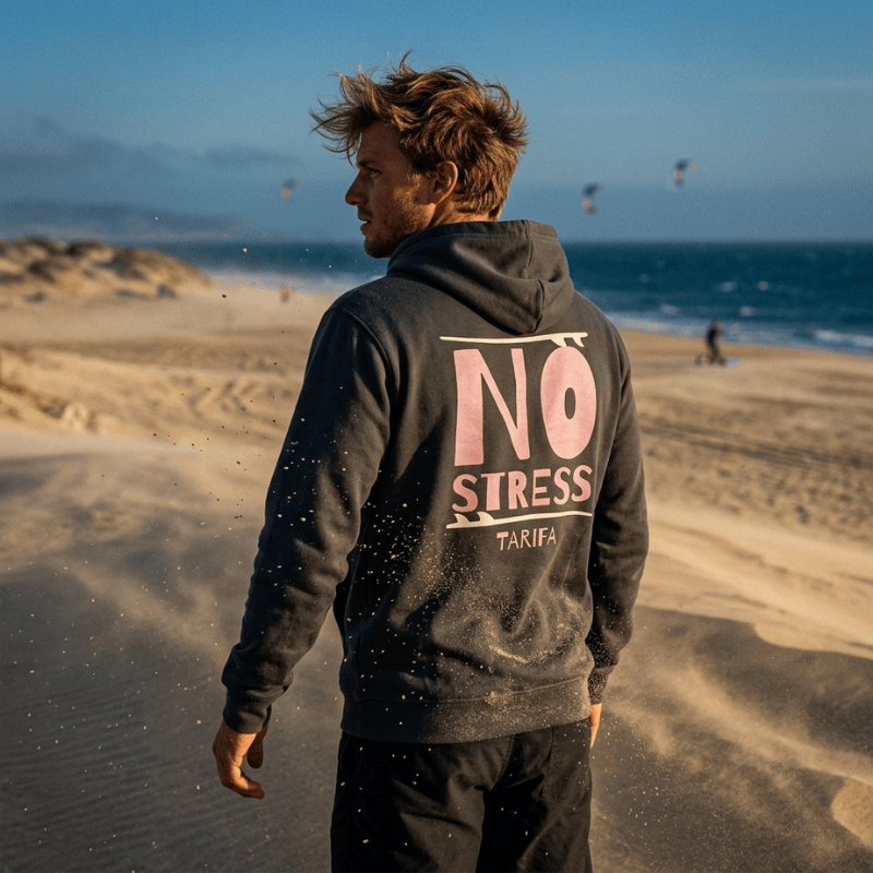 sudadera con capucha gris no sress madeintarifa modelo en la playa de tarifa con kite