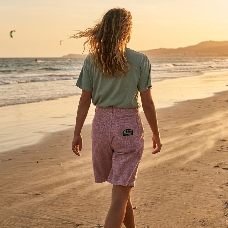 Pantalones rosa surf gang animal back en la playa de tarifa