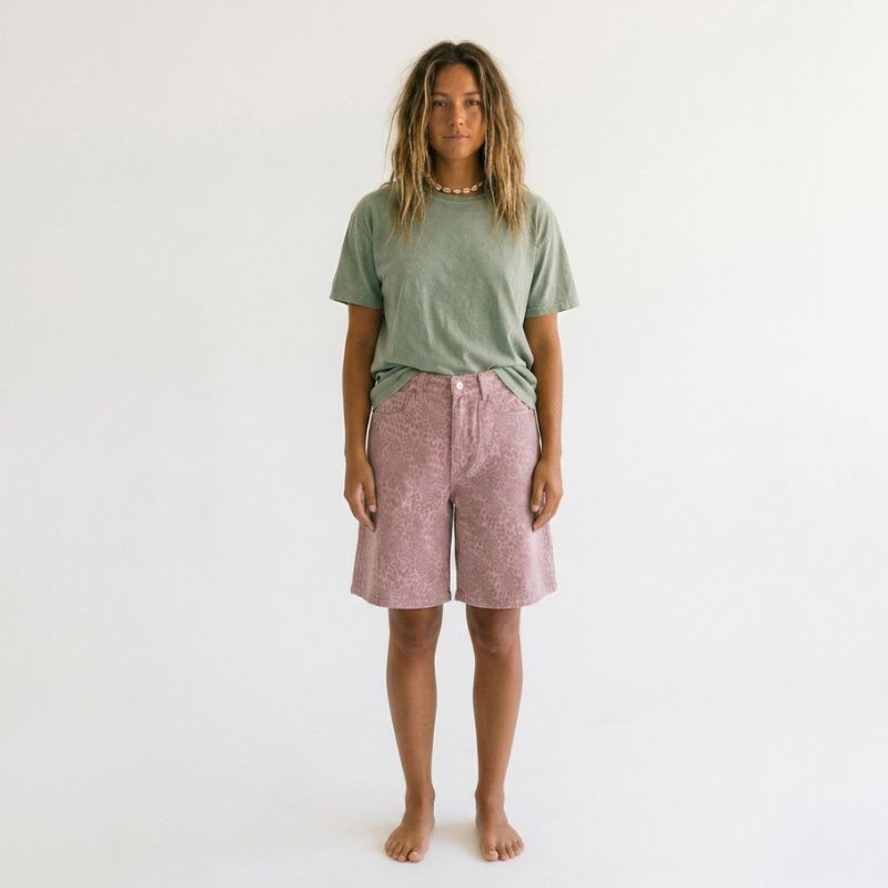 Pantalones rosa surf gang animal back en la playa de tarifa
