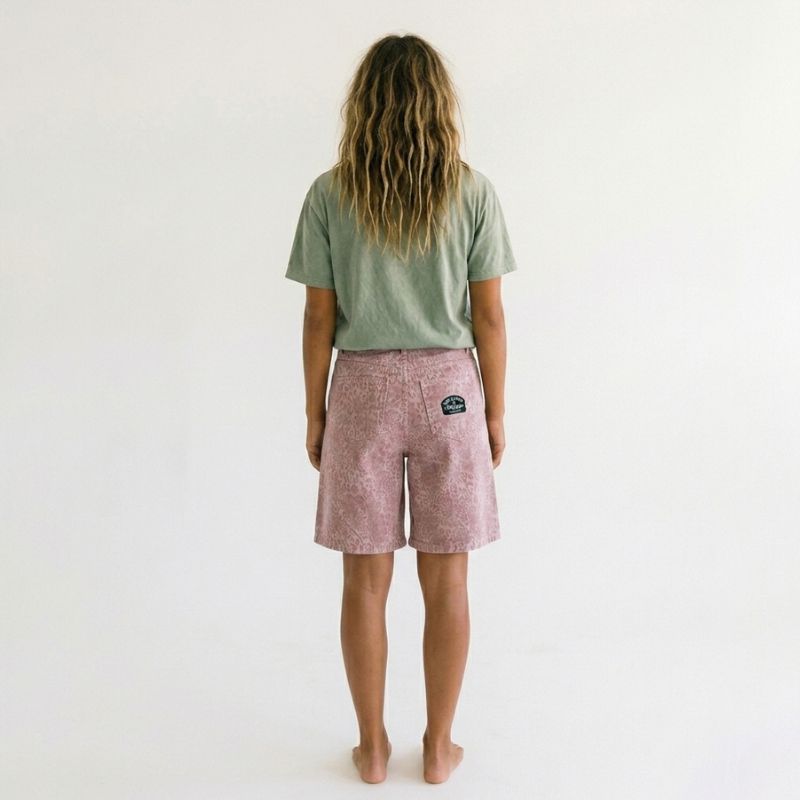 Pantalones rosa surf gang animal back en la playa de tarifa